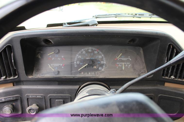 image for item J3627 1988 Ford F150 flatbed pickup truck