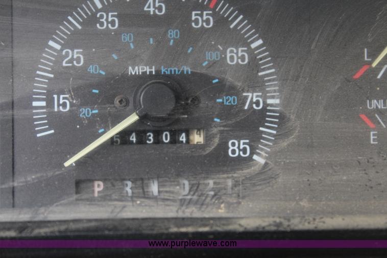 image for item J3627 1988 Ford F150 flatbed pickup truck