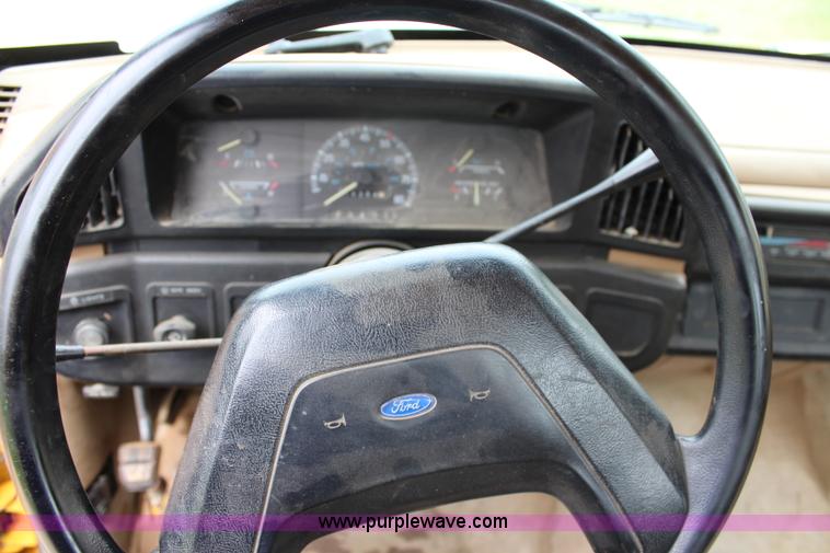 image for item J3627 1988 Ford F150 flatbed pickup truck