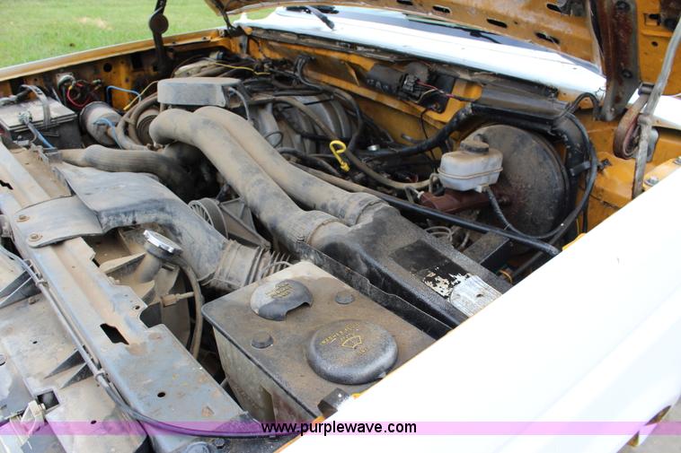 image for item J3627 1988 Ford F150 flatbed pickup truck