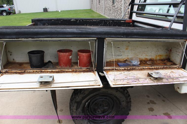 image for item J3627 1988 Ford F150 flatbed pickup truck