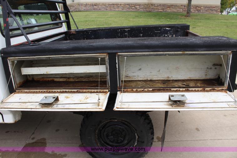 image for item J3627 1988 Ford F150 flatbed pickup truck