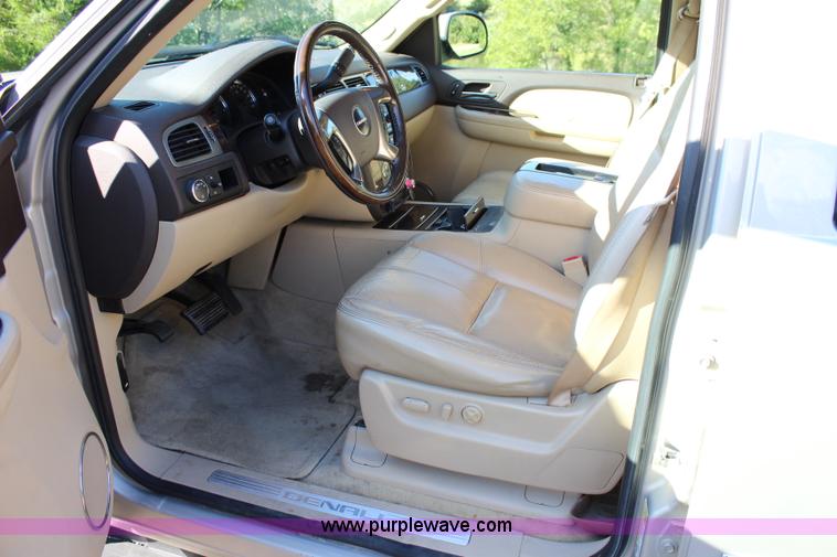 image for item J3655 2007 GMC Yukon Denali XL SUV
