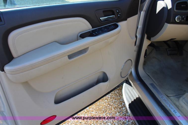 image for item J3655 2007 GMC Yukon Denali XL SUV