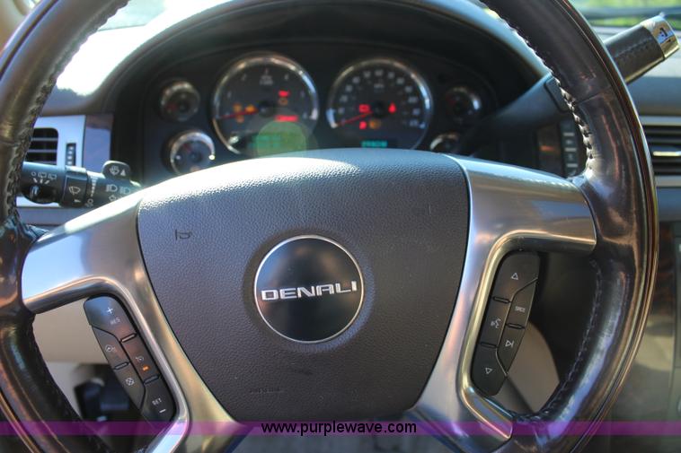 image for item J3655 2007 GMC Yukon Denali XL SUV