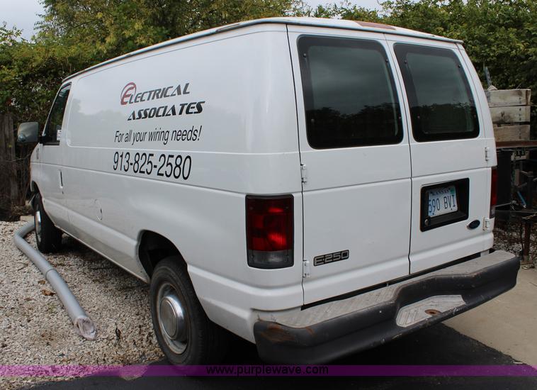 image for item J3749 2002 Ford Econoline E250 van
