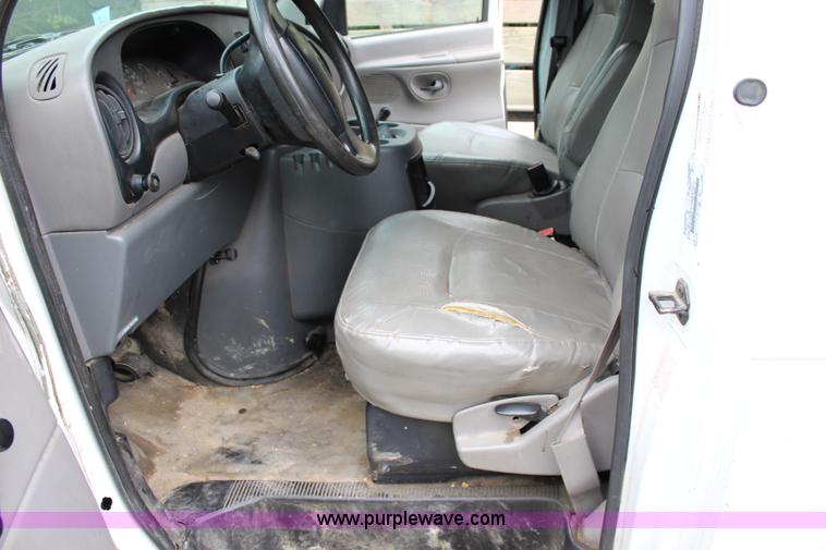 image for item J3749 2002 Ford Econoline E250 van