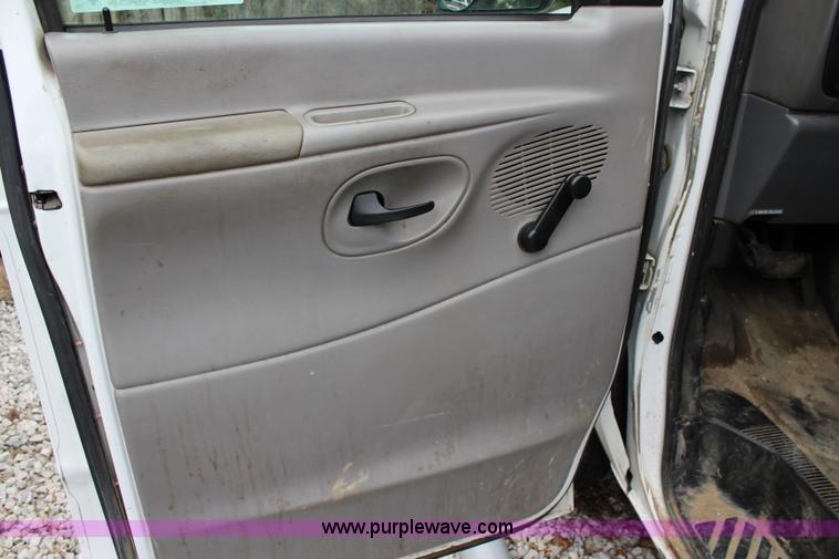 image for item J3749 2002 Ford Econoline E250 van