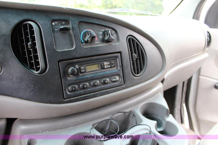 image for item J3749 2002 Ford Econoline E250 van
