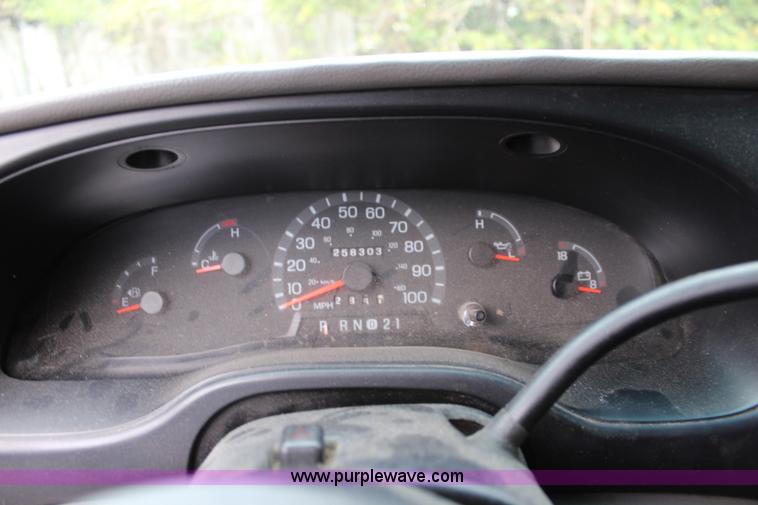 image for item J3749 2002 Ford Econoline E250 van