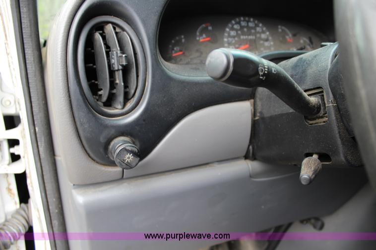 image for item J3749 2002 Ford Econoline E250 van