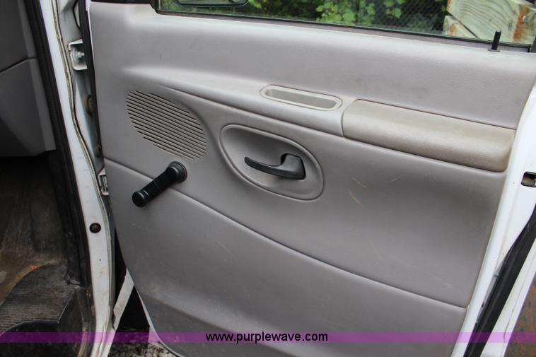 image for item J3749 2002 Ford Econoline E250 van