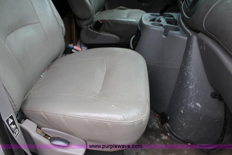 image for item J3749 2002 Ford Econoline E250 van