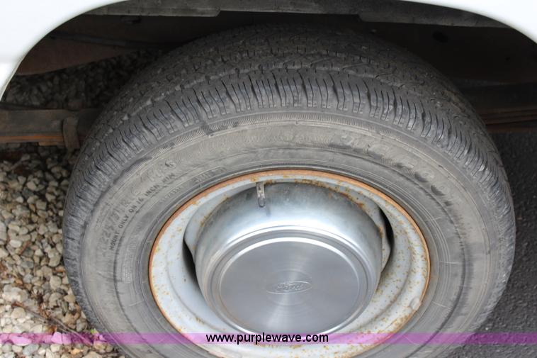 image for item J3749 2002 Ford Econoline E250 van