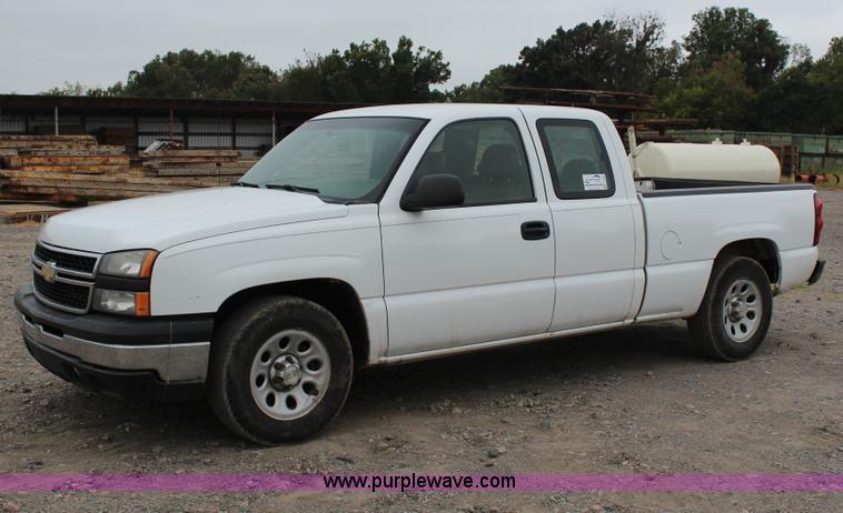 image for item J4368 2007 Chevrolet Silverado Classic 1500 Ext. Cab pickup truck