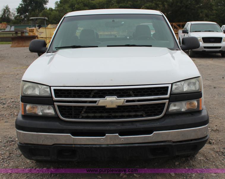 image for item J4368 2007 Chevrolet Silverado Classic 1500 Ext. Cab pickup truck