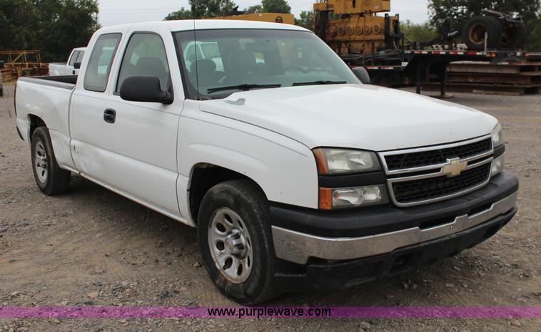 image for item J4368 2007 Chevrolet Silverado Classic 1500 Ext. Cab pickup truck