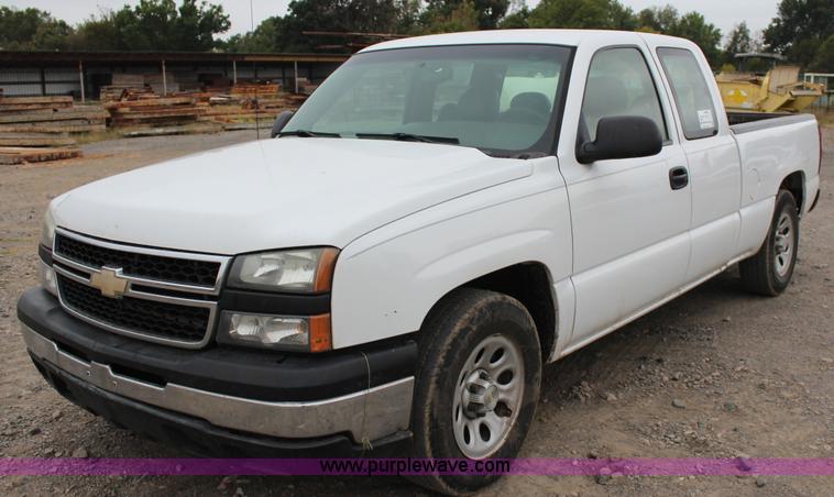 image for item J4368 2007 Chevrolet Silverado Classic 1500 Ext. Cab pickup truck