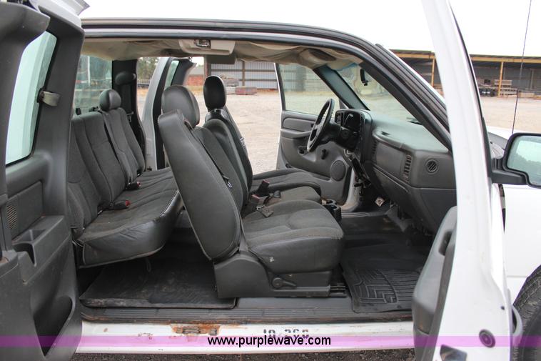 image for item J4368 2007 Chevrolet Silverado Classic 1500 Ext. Cab pickup truck