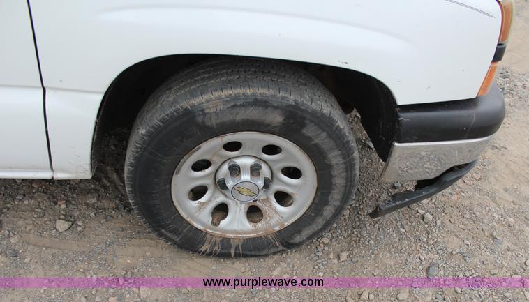 image for item J4368 2007 Chevrolet Silverado Classic 1500 Ext. Cab pickup truck