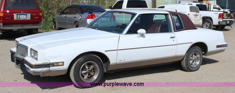 image for item J4379 1984 Pontiac Grand Prix LE