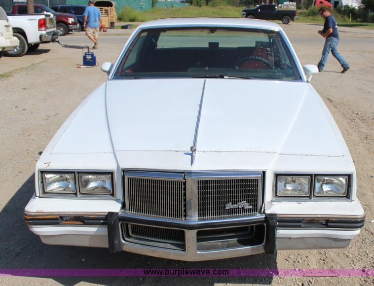 image for item J4379 1984 Pontiac Grand Prix LE