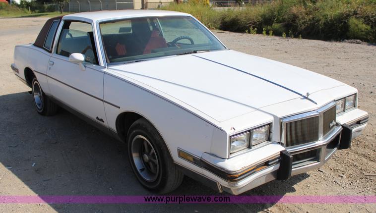 image for item J4379 1984 Pontiac Grand Prix LE