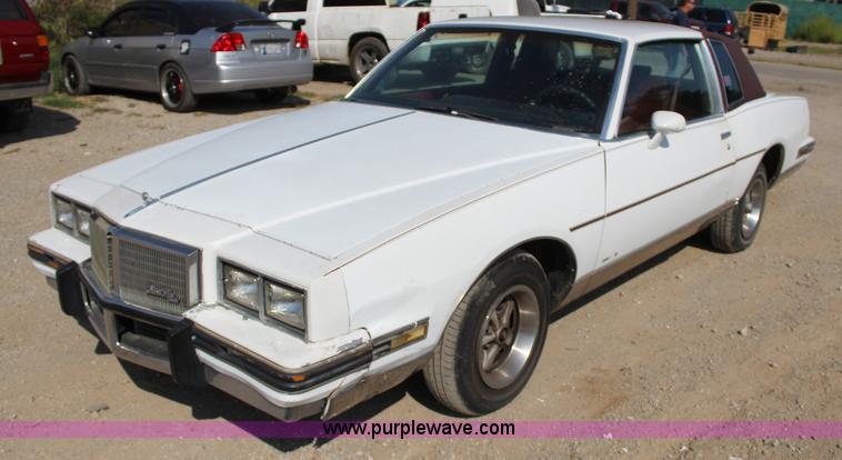 image for item J4379 1984 Pontiac Grand Prix LE