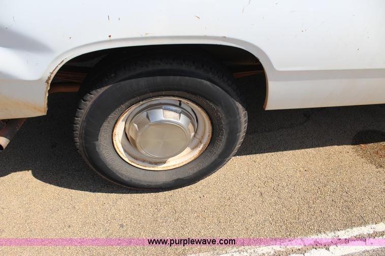image for item J4382 1989 Dodge D350 pickup truck