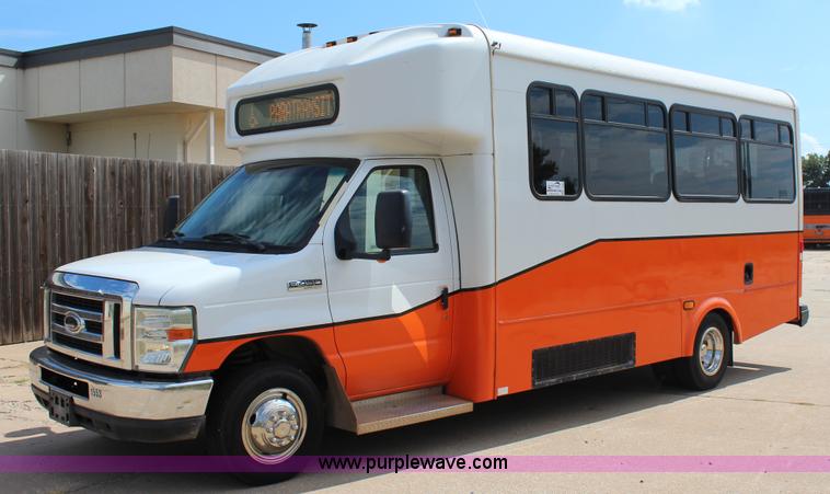 image for item J4388 2008 Ford Econoline E450 bus