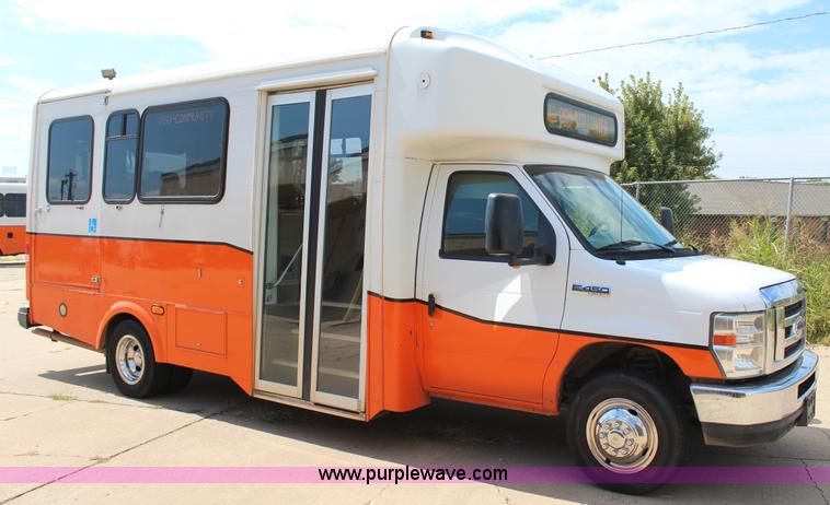 image for item J4388 2008 Ford Econoline E450 bus