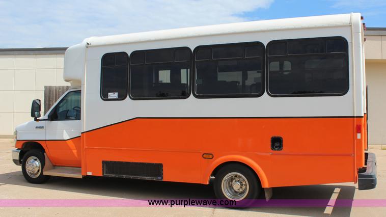 image for item J4388 2008 Ford Econoline E450 bus