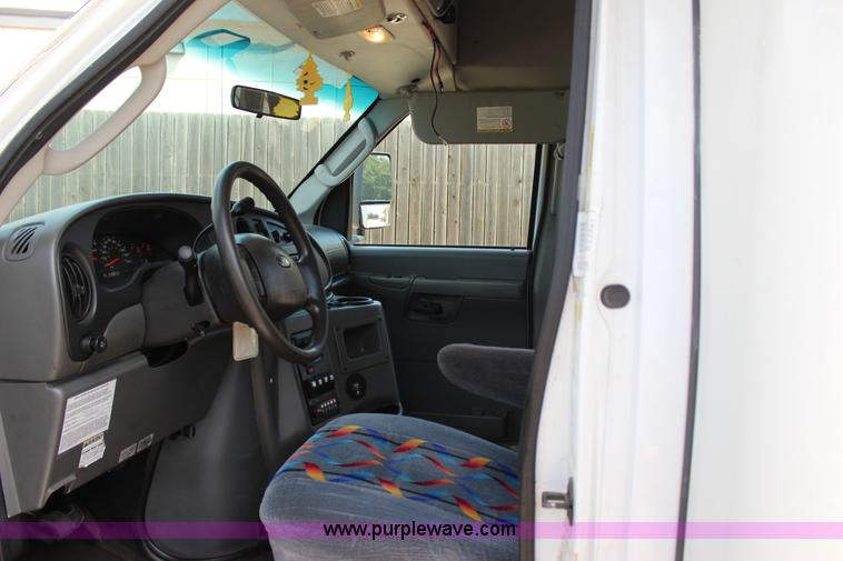 image for item J4388 2008 Ford Econoline E450 bus