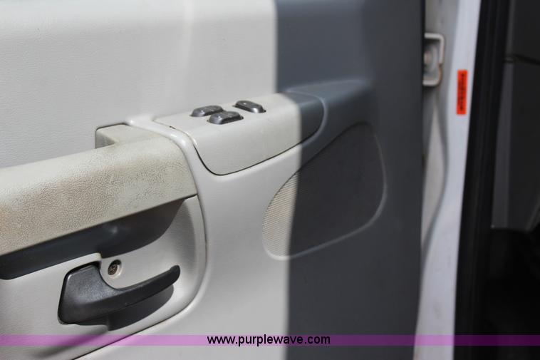 image for item J4388 2008 Ford Econoline E450 bus