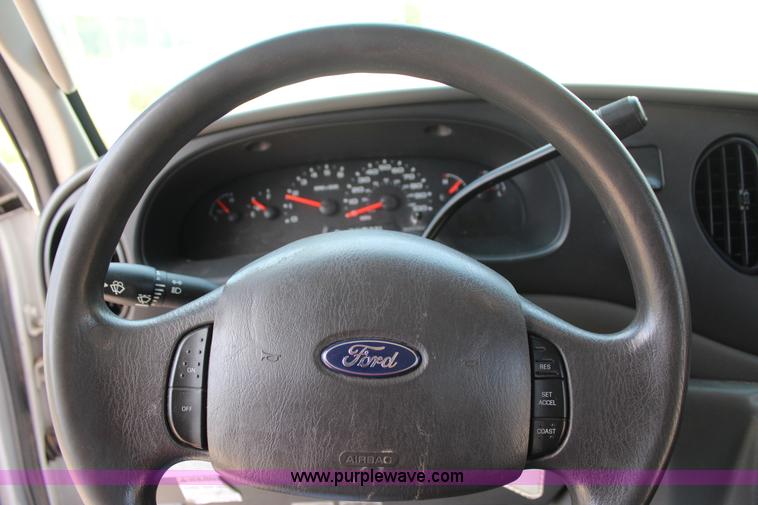 image for item J4388 2008 Ford Econoline E450 bus