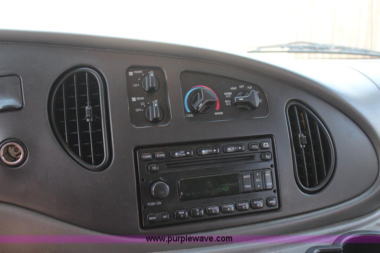 image for item J4388 2008 Ford Econoline E450 bus