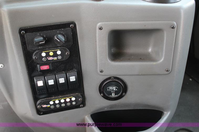 image for item J4388 2008 Ford Econoline E450 bus