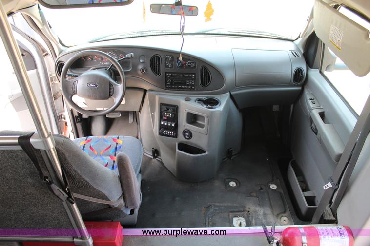 image for item J4388 2008 Ford Econoline E450 bus