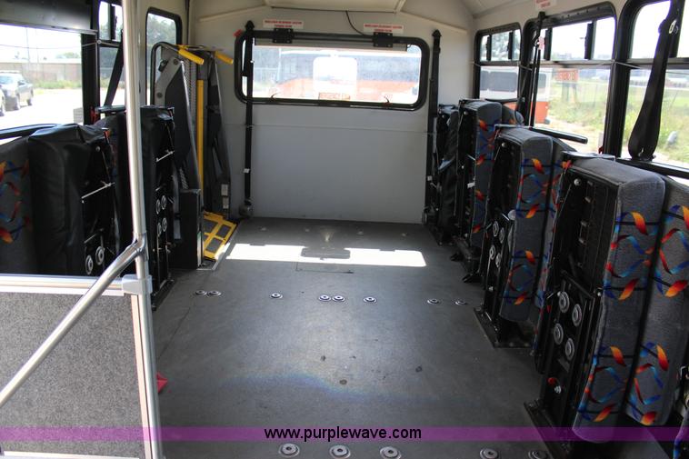 image for item J4388 2008 Ford Econoline E450 bus