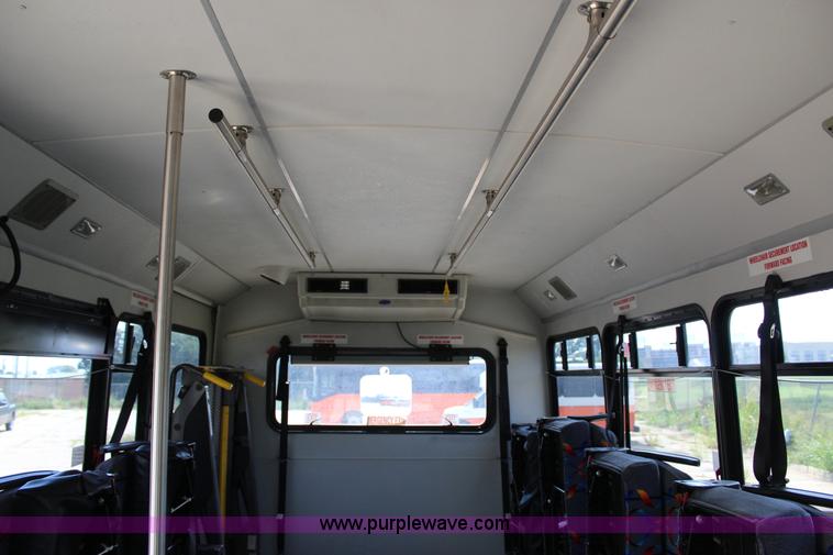 image for item J4388 2008 Ford Econoline E450 bus