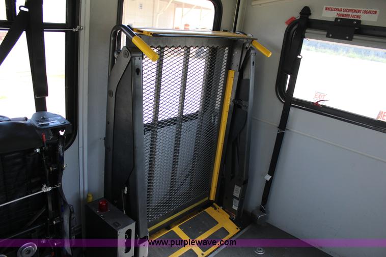 image for item J4388 2008 Ford Econoline E450 bus