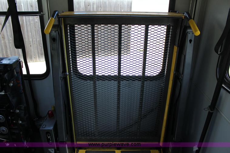 image for item J4388 2008 Ford Econoline E450 bus