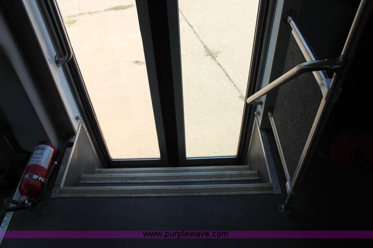 image for item J4388 2008 Ford Econoline E450 bus