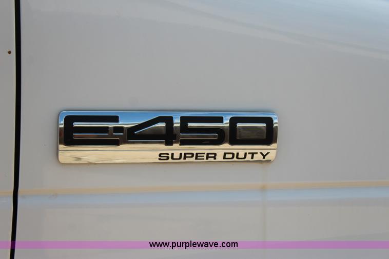 image for item J4388 2008 Ford Econoline E450 bus