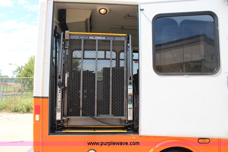 image for item J4388 2008 Ford Econoline E450 bus