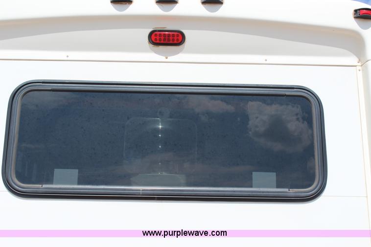 image for item J4388 2008 Ford Econoline E450 bus