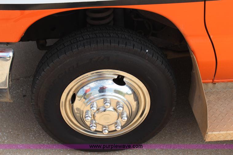 image for item J4388 2008 Ford Econoline E450 bus