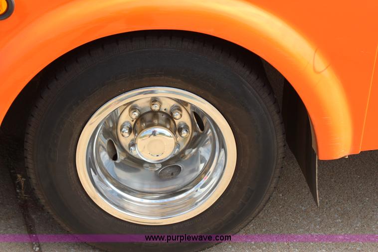 image for item J4388 2008 Ford Econoline E450 bus