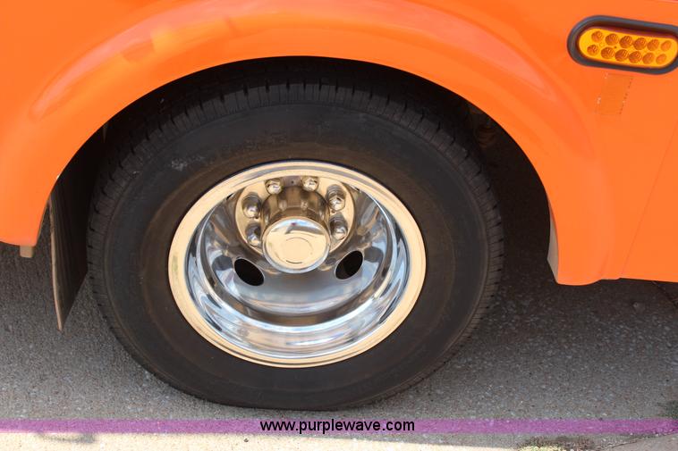 image for item J4388 2008 Ford Econoline E450 bus