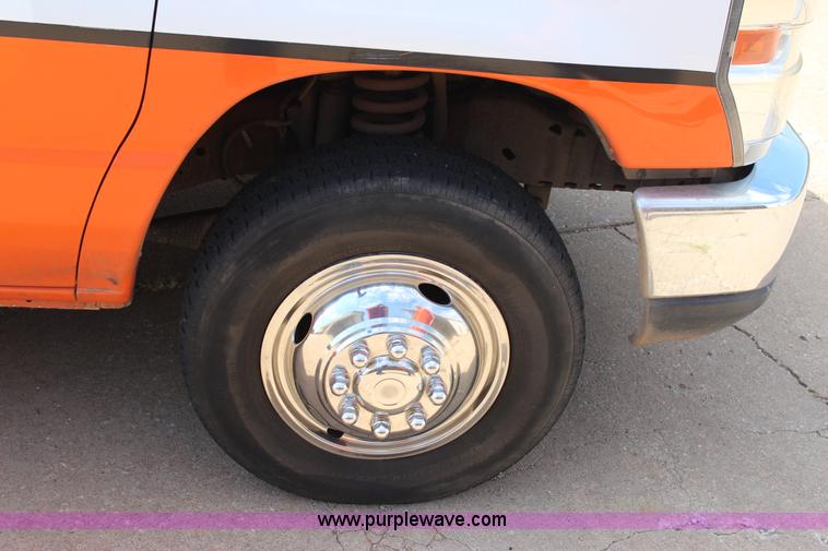 image for item J4388 2008 Ford Econoline E450 bus